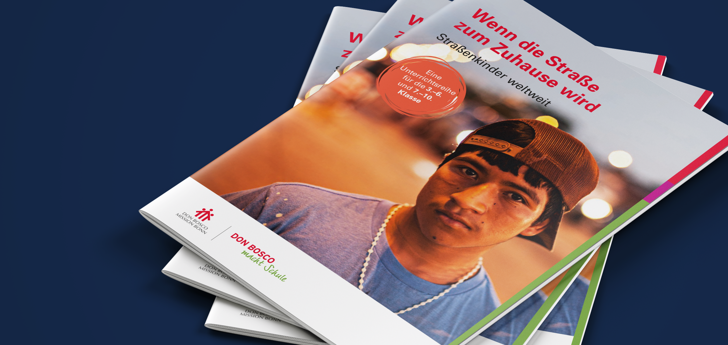 Mehrere Don Bosco Broschüren, oben mit einem Jungen in Kappe, Titel: 'Wenn die Straße zum Zuhause wird: Straßenkinder weltweit'.