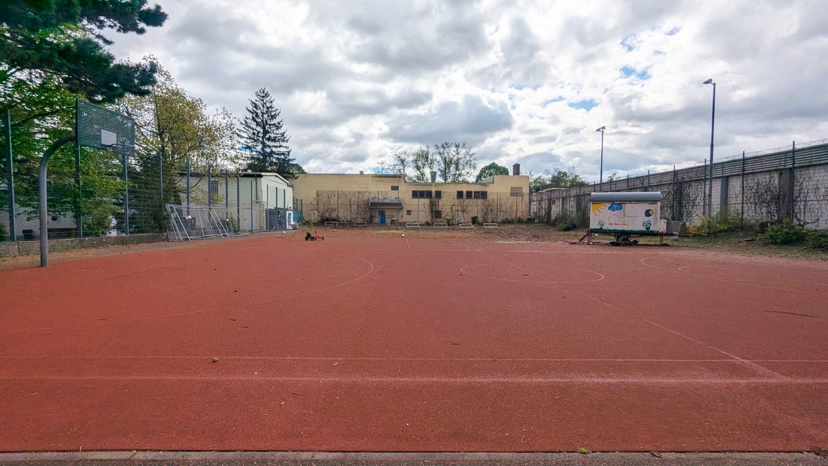 Sportplatz von Don Bosco Nürnberg ohne Sportgeräte 