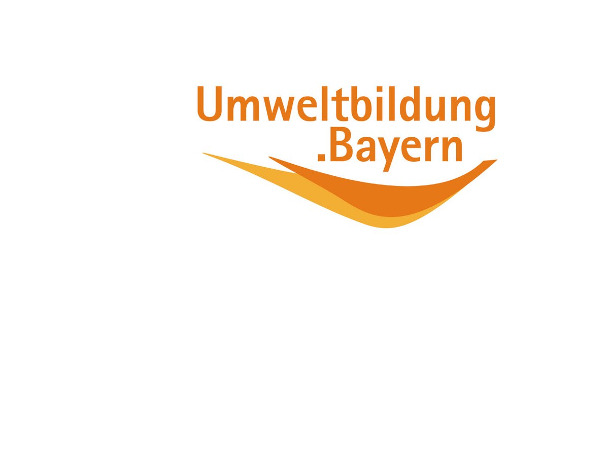 Logo für Umweltbildung .Bayern mit orangefarbenem Text und zwei geschwungenen orangefarbenen Formen.