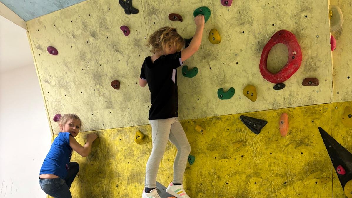 Kinder an Kletterwand von Don Bosco Pfaffendorf 