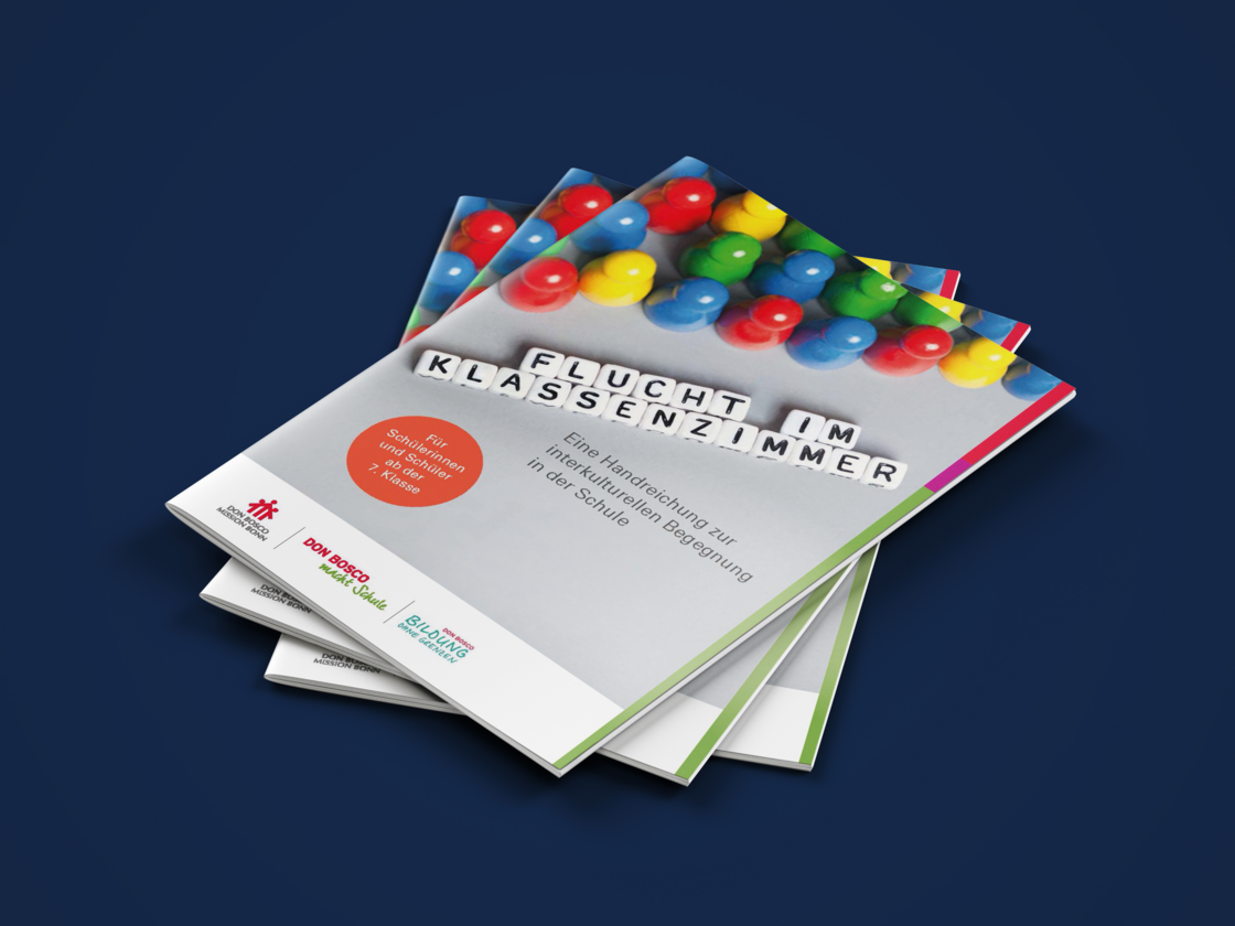 Stapel von drei Broschüren, die oberste zeigt den Titel 'FLUCHT IM KLASSENZIMMER' aus Buchstabenwürfeln mit Spielfiguren.
