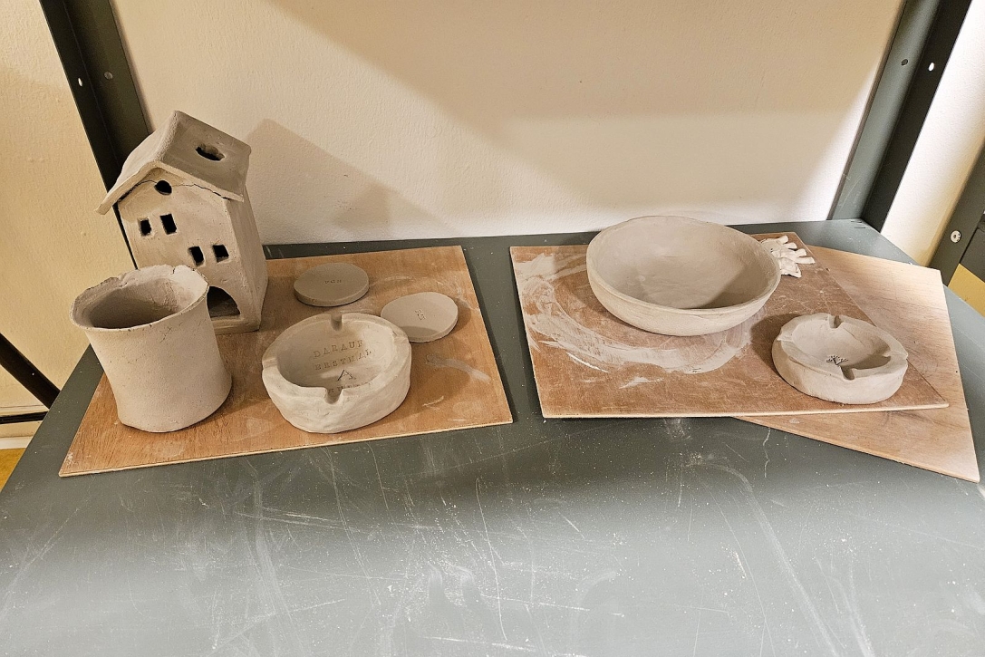 Getöpferte Werke auf einer Unterlage.