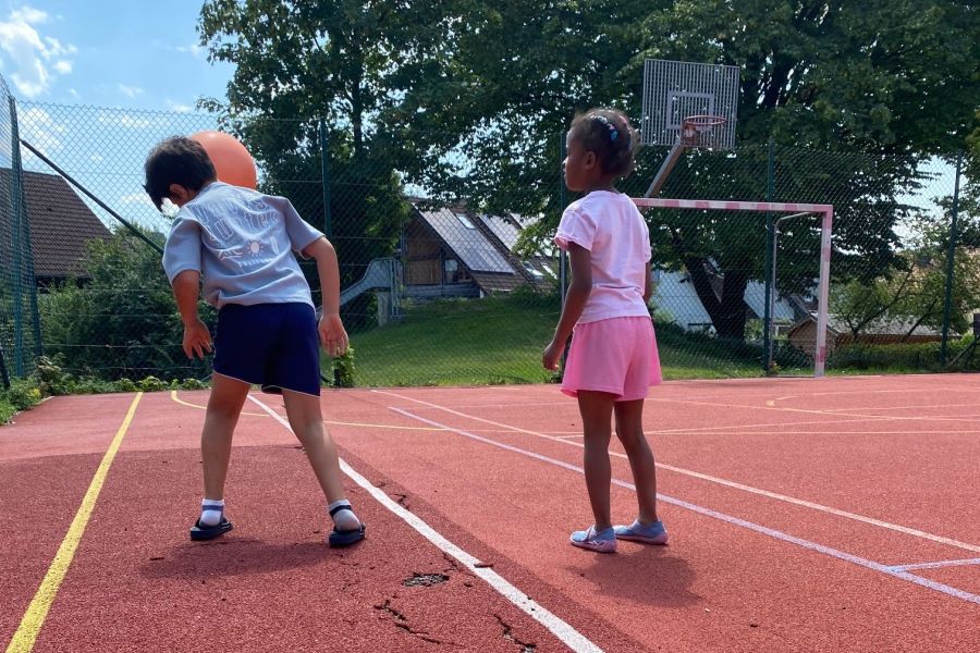 Kinder auf Sportplatz im Jugendhaus Don Bosco Penzberg