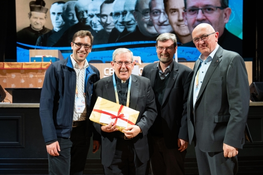 Generalökonom Br. Jean-Paul Muller (rechts), Provinzial Pater Reinhard Gesing (2.v.r.) und Pater Simon Härting (links) gratulierten als Vertreter der Deutschen Provinz dem neuen Generaloberen Pater Fabio Attard zu seiner Wahl und überreichten ein Geschenk.