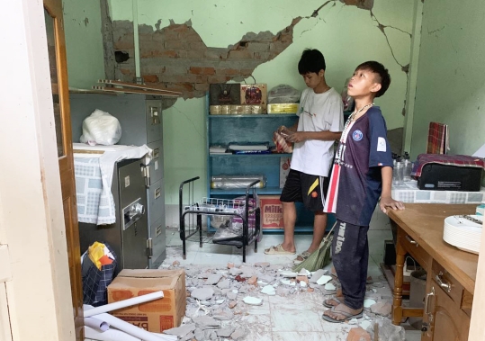 Zwei Jungen stehen nach dem Erdbeben in Myanmar in Trümmern des Straßenkinderzentrums Don Boscos in Mandalay.