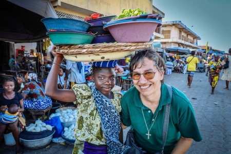 Schwester Hanni Denifl auf einem Markt in Cotonou (Benin)