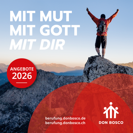 Mann steht auf einem Berggipfel