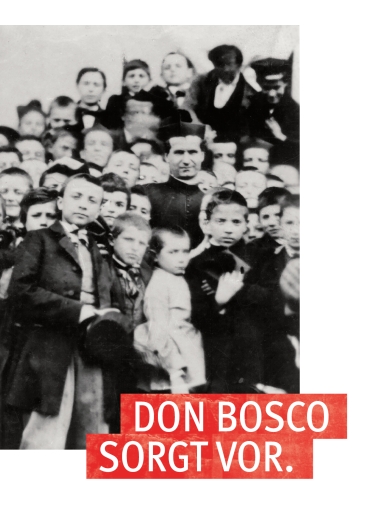 Das Foto zeigt Don Bosco unter den Jugendlichen seines Oratoriums 1861 in Turin (Italien).