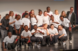 Gruppenfoto des Bühnenauftritts bei step up for change