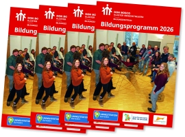 Vier Cover des Bildungsprogrammhefts sind überlappend angeordnet.