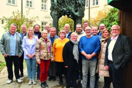 Geschäftsführer Andreas Halbig (rechts) ehrte Mitarbeitende des  Caritas-Don Bosco Bildungszentrums Würzburg