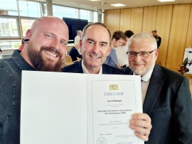 Hubert Aiwanger (Mitte) und geschäftsführender Direktor Andreas Halbig gratulieren David Metzger vom Caritas-Don Bosco Bildungszentrum zu seinen Prüfungsleistungen. 