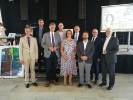 Sie alle zollten Sieglinde Schmitz Respekt im Rahmen des Festaktes (v.l.n.r.): MdL Dr. Joachim Streit, Provinzial Pater Reinhard Gesing SDB, MdB Patrick Schnieder, MdL Lothar Rommelfanger, HWK-Präsident Rudi Müller, der neue Einrichtungsleiter Benedikt Quack, Verbandsbürgermeister Michael Holstein und Wolfgang Reiland (Stiftungsrat Eduard-Puricelli-Stiftung).