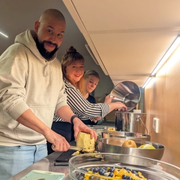 Mitarbeitende von Don Bosco N&uuml;rnberg kochen gemeinsam beim Don Bosco Fest 2026