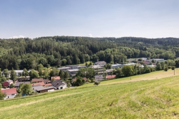 Blick vom Berg aus auf die Einrichtung Don Bosco Aschau am Inn