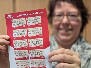 Cornelia Lippmann präsentiert die Sonderbriefmarke für den Italienischen Frühling