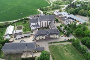 Luftaufnahme des Don Bosco Helenenberg bei Trier mit Klosteranlage, Kirche, Werkstätten, Gewächshäusern und Schulgebäuden, umgeben von Feldern und Straßen..JPG