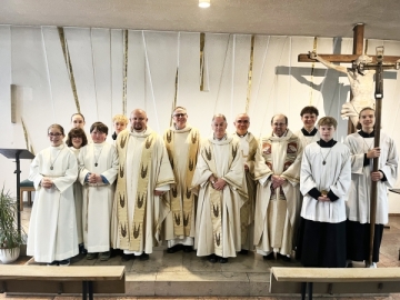 Festprediger Pater Stefan Stöhr, konzelebrierende Priester und Messdiener beim Maria-Hilf-Fest 2025 in München