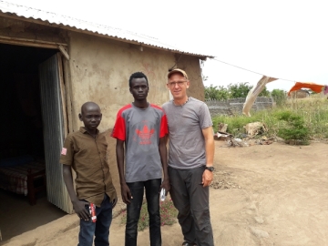 Bruder Lothar Wagner SDB mit Jugendlichen im Südsudan