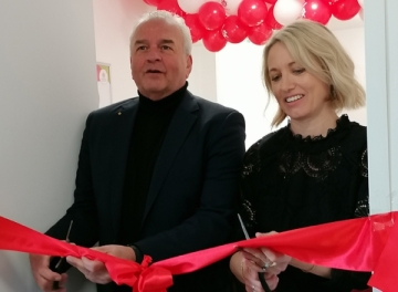 Architekt Manfred Bachfischer und Verwaltungsleiterin Monika Hitzek zerschneiden das Band zur Einweihung der neuen Appartements im Don Bosco Zentrum Regenburg