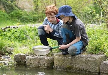 Kinder entdecken Natur in der Umweltstation Kloster Ensdorf