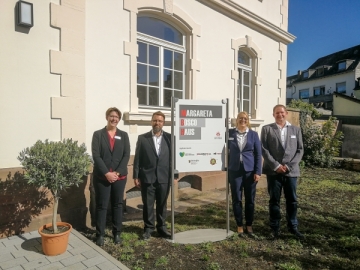 Alexa Lichter (Bereichsleiterin Don Bosco Helenenberg), Benedikt Quack (Gesamtleiter Don Bosco Helenenberg), Beate Herrmann (Hausleiterin Don Bosco Helenenberg) und Michael Schneider (Pädagogischer Leiter Don Bosco Helenenberg) begrüßten bei traumhaftem Herbstwetter die zahlreichen Gäste zur Feierstunde in Trier-West. 
