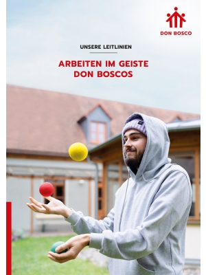 Das Titelbild der Leitlinien Arbeiten im Geiste Don Boscos zeigt einen Mann im Hoodie, der drei Bälle jongliert.