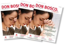 Drei Don Bosco Magazine liegen als Fächer aufeinander. Auf der Titelseite ist eine Junge Frau zu sehen, die Finger vor dem Gesicht verschränkt.