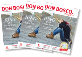 DAs Cover des Don Bosco Magazins zeigt einen jungen Menschen, der auf der Straße sitzt und die Hände über dem Kopf zusammenschlägt.