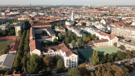 Luftaufnahme des Standorts in München mit umliegender Stadtarchitektur.jpg