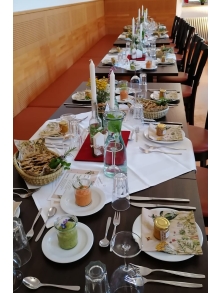 Festich gedeckte Tische empfingen die Gäste beim Klimadinner 2024 im Koster Ensdorf