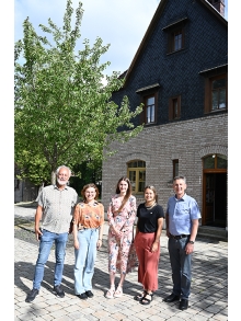 Sie haben sich dafür eingesetzt, dass es in Ursensollen einen Jugendtreff gibt: Bürgermeister Albert Geitner (r.), sein Stellvertreter Norbert Mitlmeier (l.), die Gemeindlichen Jugendpflegerinnen Leonie Böhnke und Veronika Scherer sowie Nadine Wagner von der Kommunalen Jugendarbeit (v.l.n.r.) vor dem alten Bahnhofsgebäude.