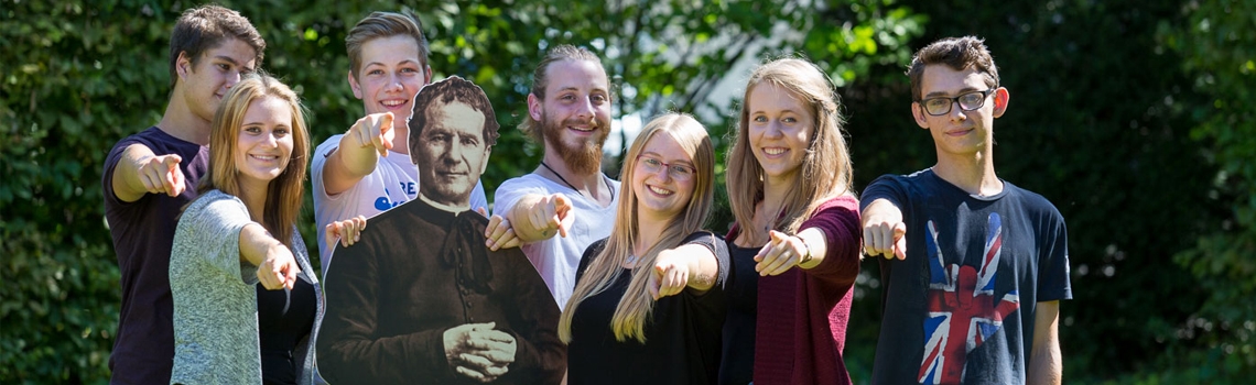 Jugendliche mit Don Bosco Pappaufsteller