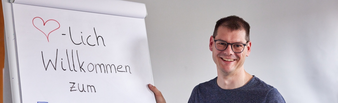 Ein Mann an einer FlipBoard Tafel