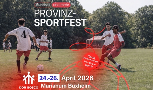 Vier Jugendliche mit weißen Trikots und roten Hosen spielen auf einer Wiese Fußball. Im Hintergrund Bäume.