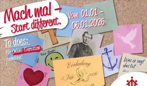 Auf einer Korkpinnwand hängen blaue, rote und gelbe Zettel mit einem Herz, einer Taube, einer Einladung und einem Smiley. In der Mitte hängt ein Bild von Don Bosco