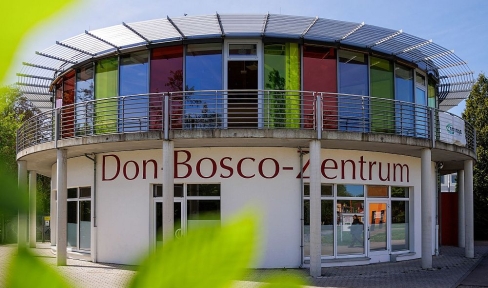 Rundbau mit bunten Fenstern: das Don-Bosco-Zentrum Manege in Berlin-Marzahn