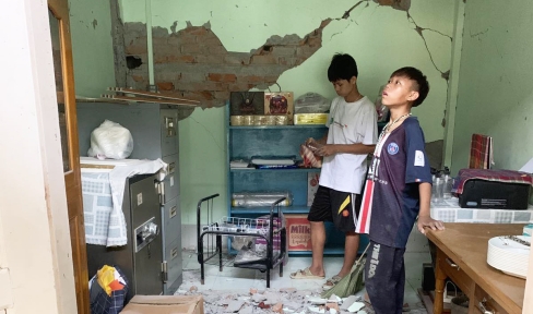 Zwei Jungen stehen nach dem Erdbeben in Myanmar in Trümmern des Straßenkinderzentrums Don Boscos in Mandalay.