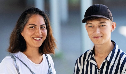 Doppelporträt Psychologin und Bezugsbetreuerin Sibel Karakoç mit Adrian aus der Wohngruppe Life