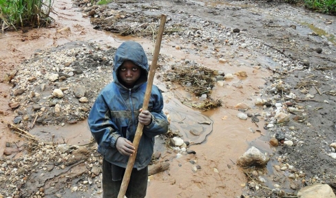 Junge mit Stock in Mine im Kongo 