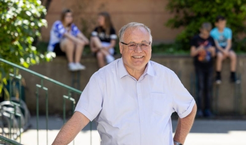 P. Otto Nosbisch auf dem Gelände des Essener Don Bosco Gymnasiums