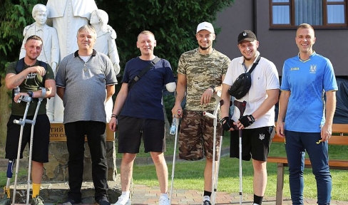 Männer mit amputierten Beinen oder Armen: Fußballmannschaft von Don Bosco in Lemberg mit Provinzial P. Mykhailo Chaban