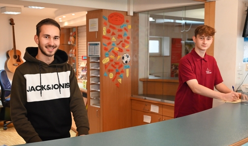 Elias und Jonas an der Rezeption des Bildungshauses Kloster Ensdorf