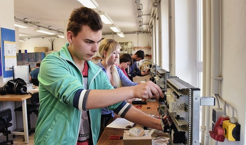 Junger Mann arbeitet an elektrischen Geräten im Don Bosco Jugend-Werk Sachsen 