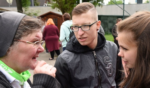 Schwester Lydia Kaps im Gespräch mit Jugendlichen im Don Bosco Zentrum Magdeburg 