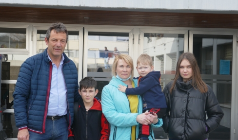 v.l Markus Burri mit geflüchteter Familie aus der Ukraine in Beromünster