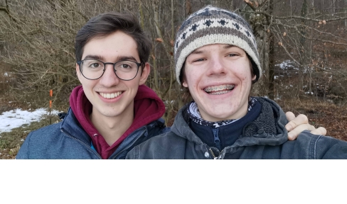 Phil (v.l.) und Lenni haben in Würzburg zwei Vornovizen der Salesianer Don Boscos mit der Kamera begleitet.