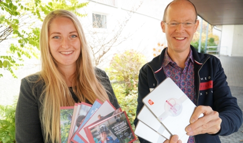 Lena Freitag und Provinzialvikar Pater Christian Vahlhaus präsentieren die neuen Führungsleitlinien.