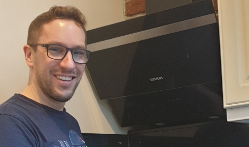 Pater Simon Härting SDB steht am Herd