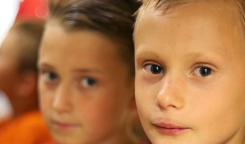 Waisen aus dem Kinderheim in Lemberg mit Hashtag #prayforukraine